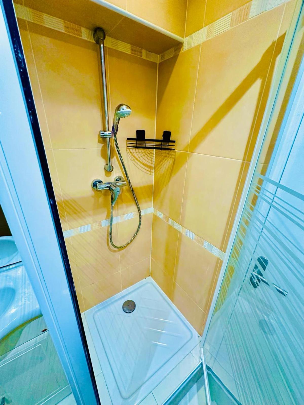 Elegant A Conflant Appartement